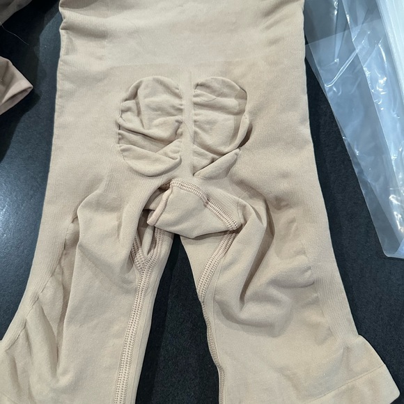 (2277/2442/43) NWOT SKIMS SEAMLESS SCULPT MID THIGH in S/M/L/XL - Picture 4 of 4